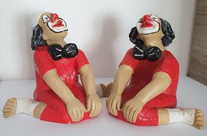 14117 & 9085.80   Clown, sitzend, gegrätschte Haltung, verträumt   1987