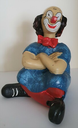 35141-1.B   Clown mit verschränkten Armen, Kleid zweierlei Blautöne   1987 