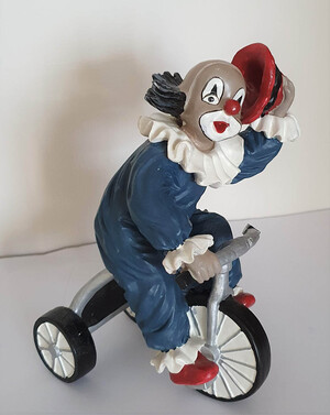 V 019   Clown mit Dreirad