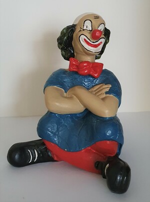 14116.A   Clown mit verschränkten Armen, Haare leicht gelblich   1987