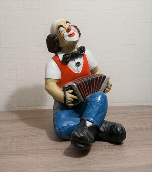 9058.80   Clown, Schifferklavier, sitzend