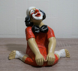 9085.80   Clown, sitzend, weiße Strümpfe