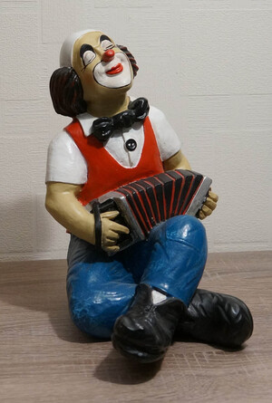 14109   Clown mit Akkordeon, sitzend   1987