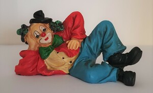 V 022   liegender Clown mit Hütchen