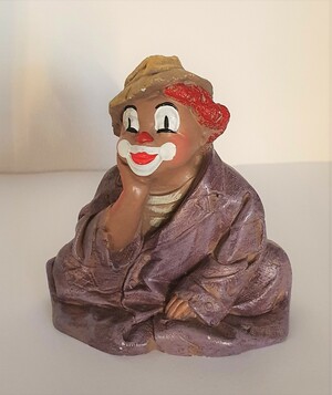 2831.80   sitzender Clown, lila Kleid und Hut   vor 1986