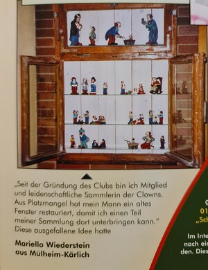 Beleuchtetes Fenster als Dekovitrine in der Sammlung von Holm Günther