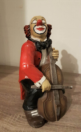 9056.80   Clown sitzend, Cello