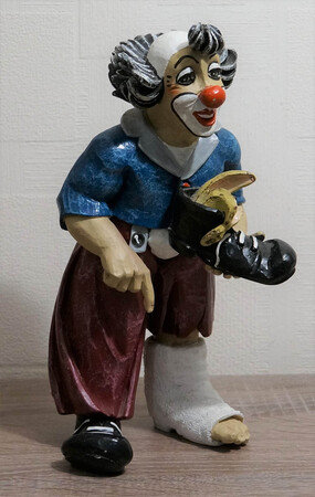 35611-1   Clown mit Gipsbein   1995