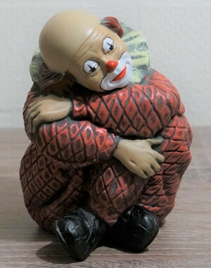 35226-1   Clown, sitzend, angezogene Beine, rot   1989