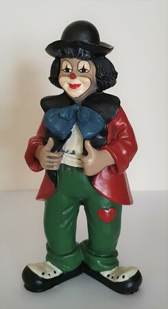 35829.A   Optimist, dunkelgrüne Hose, schwarze Haare   1999