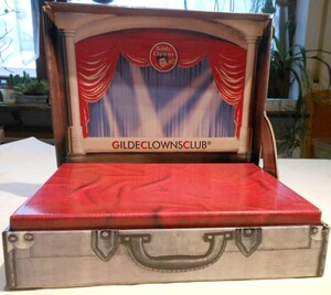 90157a   Dekokoffer mit Clown Bühne geöffnet