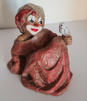 35330-1   Clown, sitzend mit Vogel auf Knie, Schlapphut, rosa Kleid   1992