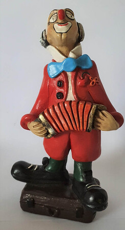 35113-1.A   Clown auf Koffer, rot   1986